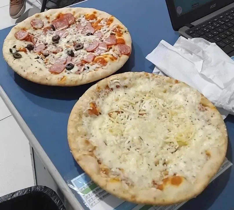 Alunos do 4º ano aprendem frações com pizzas divididas em pedaços durante uma aula prática de Matemática.